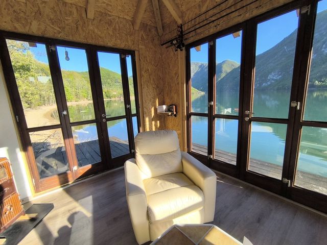 Lakeside cabin with a view of Lake Perućac